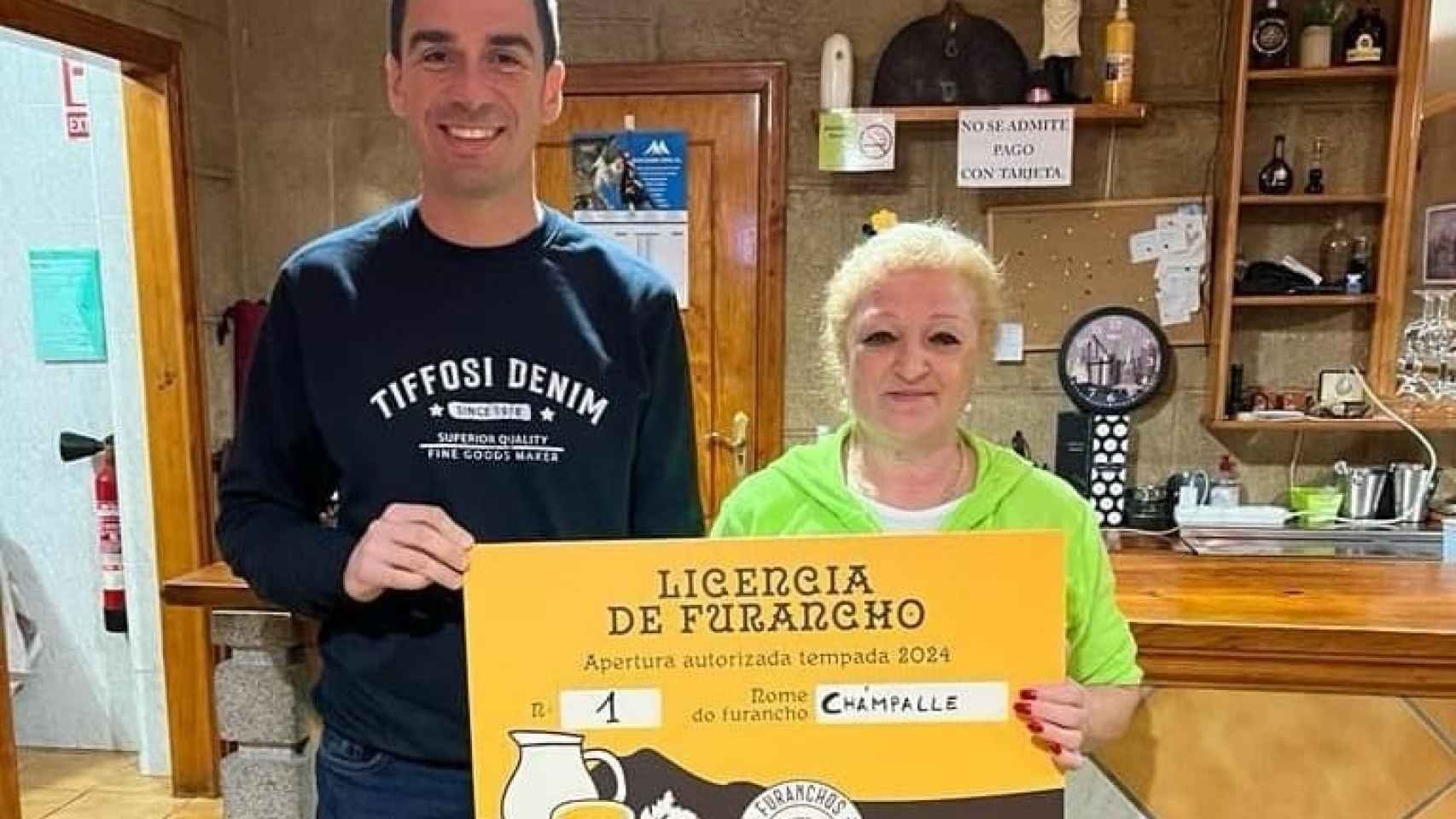 Entrega de la primera licencia de furancho en Marín, a 2024.