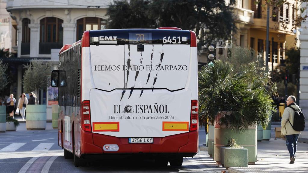 Campaña publicitaria de EL ESPAÑOL en la EMT de Valencia para celebrar su liderazgo en 2023.