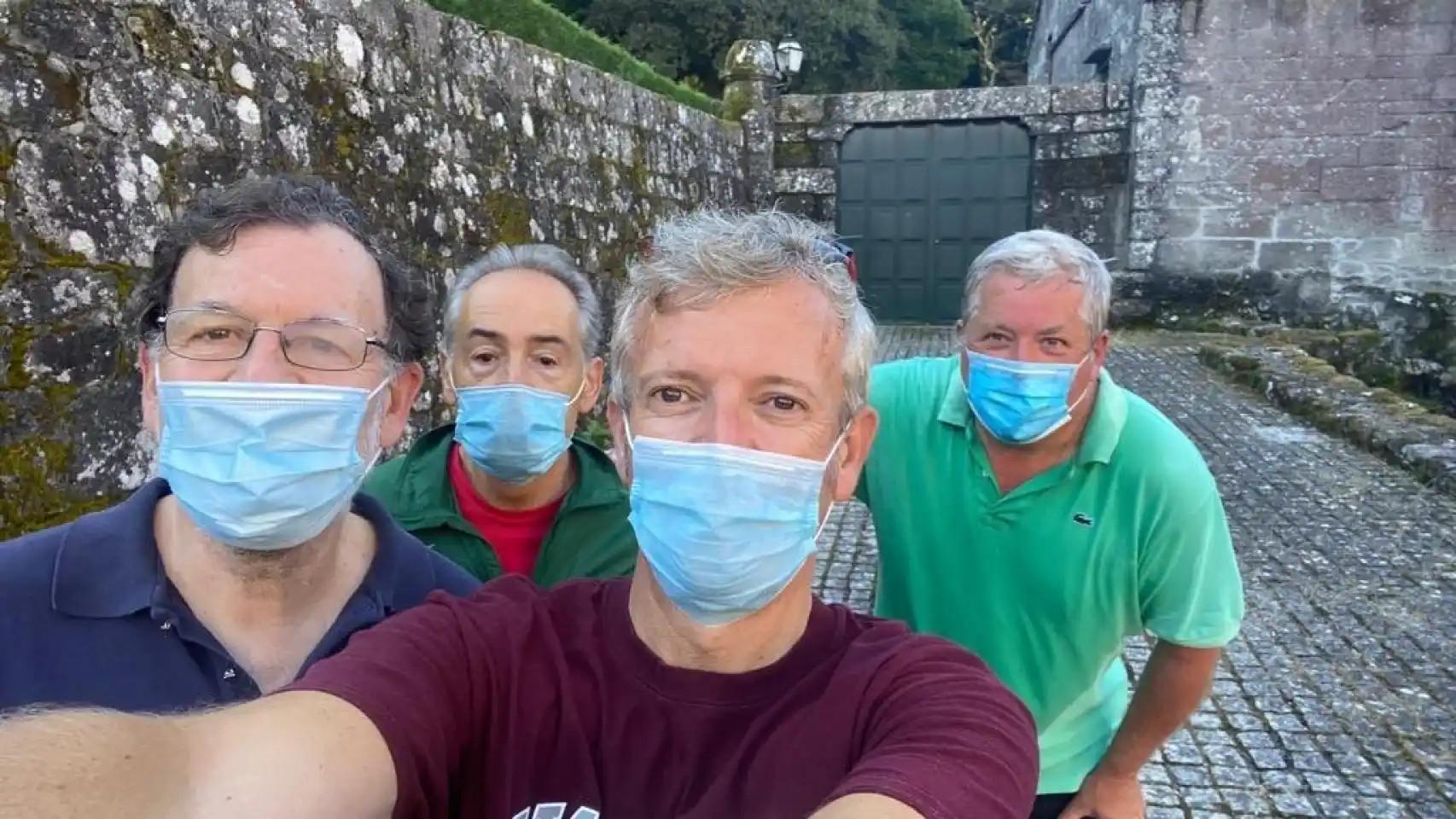 Alfonso Rueda toma un selfie junto al expresidente Mariano Rajoy, José Benito y otro amigo, tras una caminata durante la pandemia.