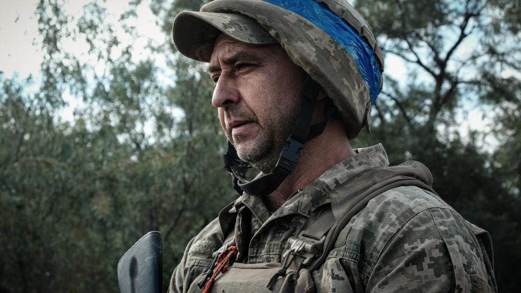 Recluta de la Brigada 22 del Ejército de Ucrania durante la fase de formación, cerca del frente de combate de Bakhmut