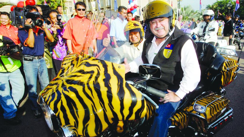 El sultán Ibrahim con una de sus motos