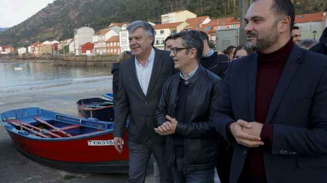 El ministro de Presidencia, Félix Bolaños, este domingo durante una visita al puerto de O Pindo, en la provincia de La Coruña.