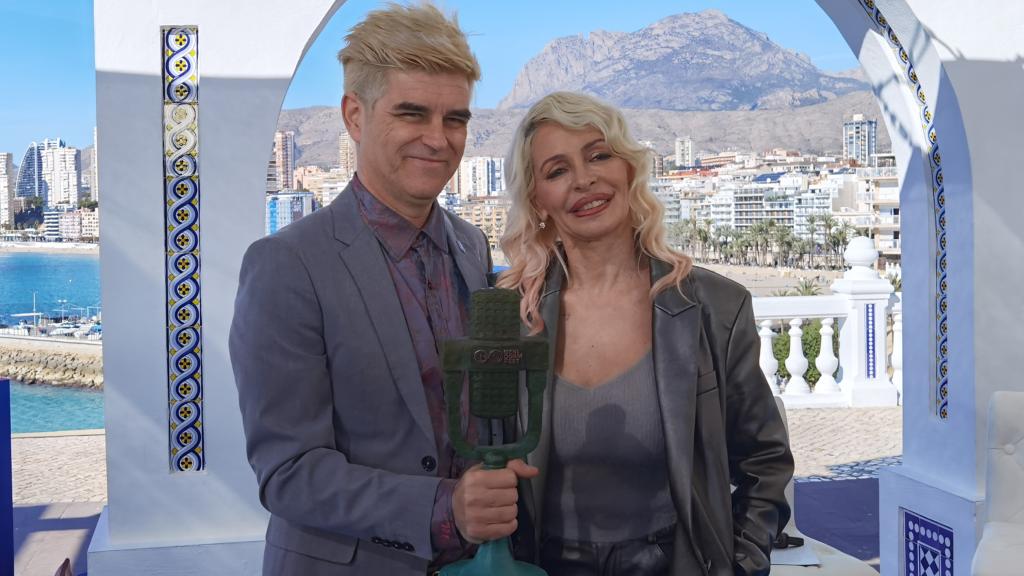 Mark Dasousa y María Bas, Nebulossa, en el mirador de Benidorm este domingo.