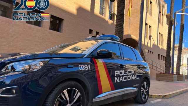 La Policía Nacional, en la imagen, arresta a un hombre acusado de estafar casi doce mil euros en combustible.