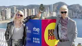 María Bas y Mark Dasousa posan en el Balcón del Mediterráneo de Benidorm tras ganar el Benidorm Fest.