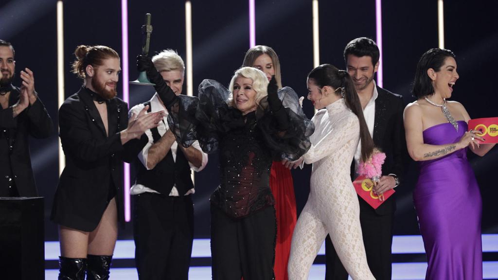 Nebulossa con el trofeo del Benidorm Fest 2024.