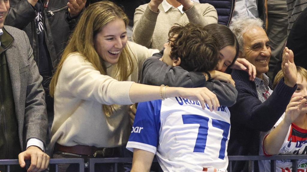 El cariñoso abrazo entre primos del que todos hablan.