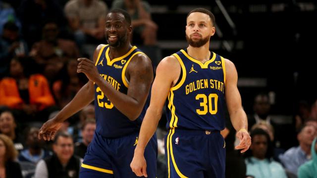 Stephen Curry, a la derecha, junto a Draymond Green.