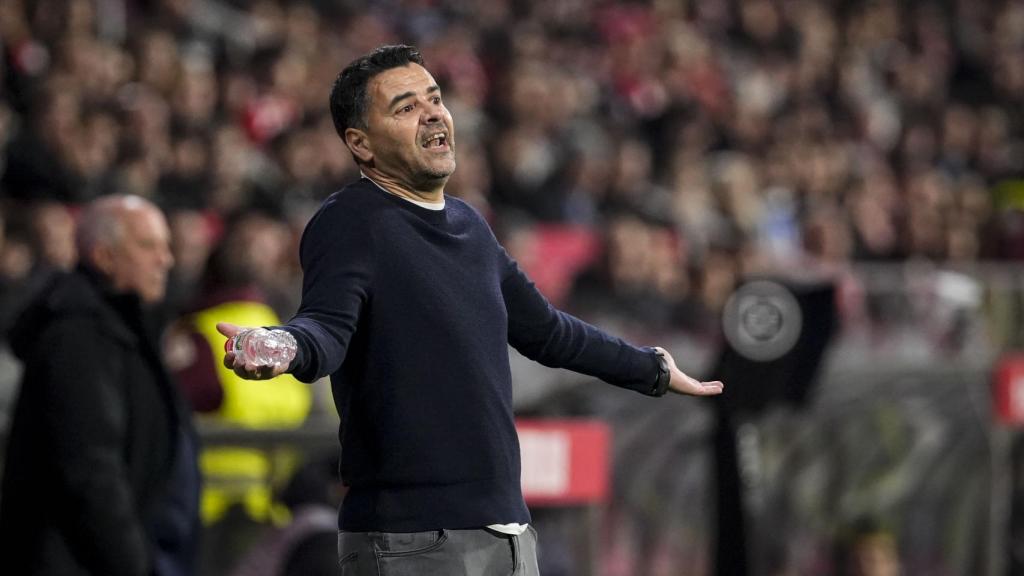 Míchel protesta una acción durante el Girona-Real Sociedad.