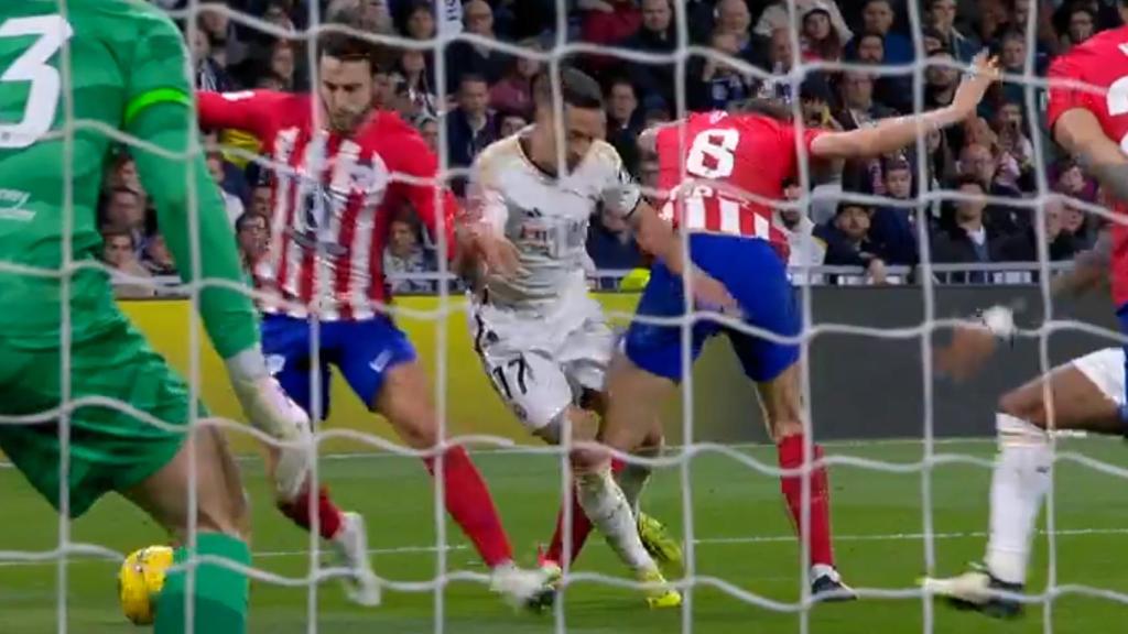 Posible penalti no pitado sobre Lucas Vázquez