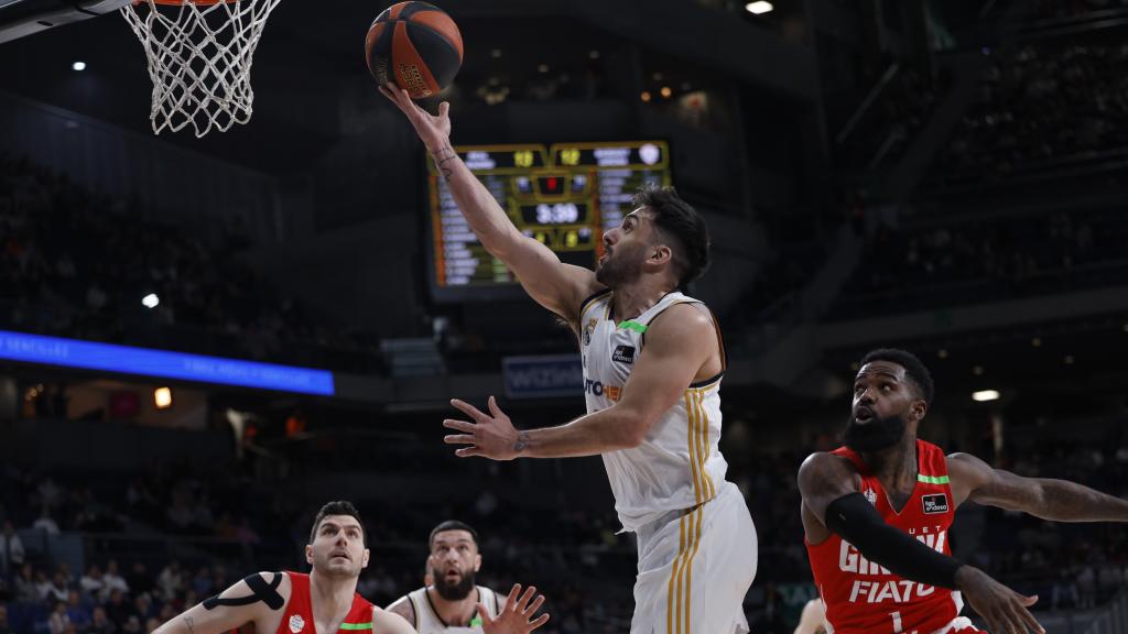 Facundo Campazzo anota una canasta frente al Bàsquet Girona.
