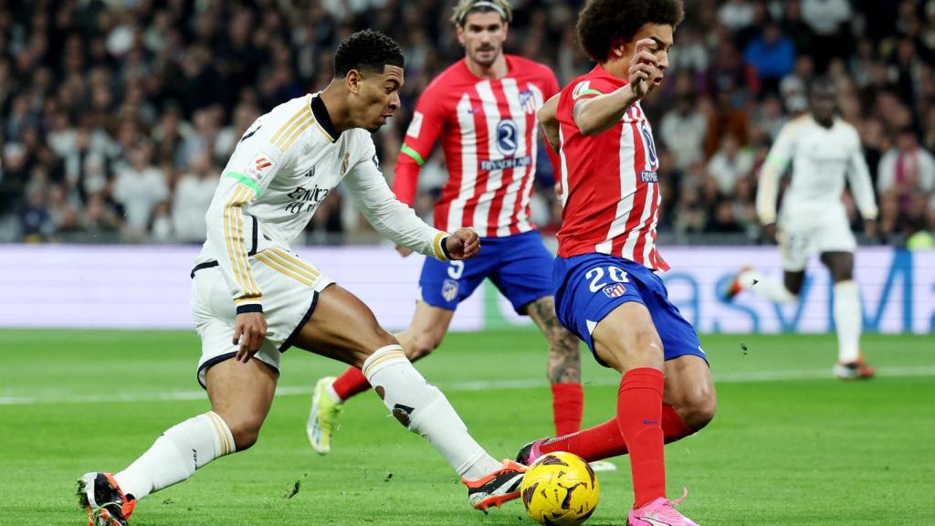 Witsel y Bellingham, en la disputa en el derbi.