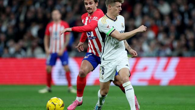 Kroos y Griezmann, en la disputa por el balón durante el derbi.