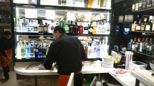 Una camarero, en un bar, durante su jornada laboral.