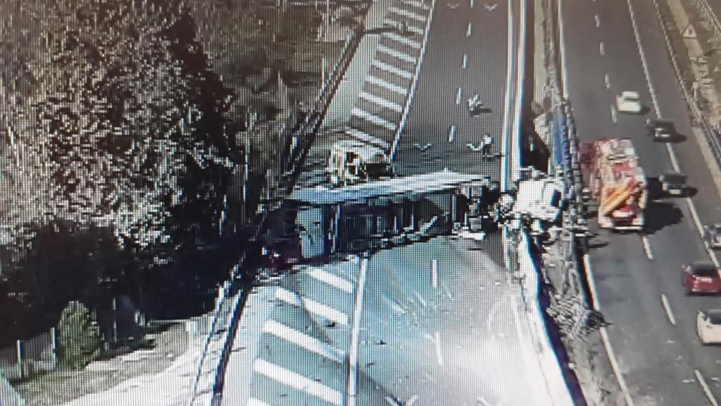 Camión volcado que impide el paso de coches en la A-1