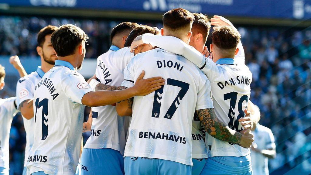 Los jugadores del Málaga C. F. celebran la victoria.