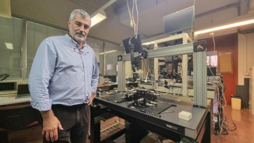 El catedrático Íñigo Molina, en un laboratorio de Escuela de Telecomunicaciones de la Universidad de Málaga.