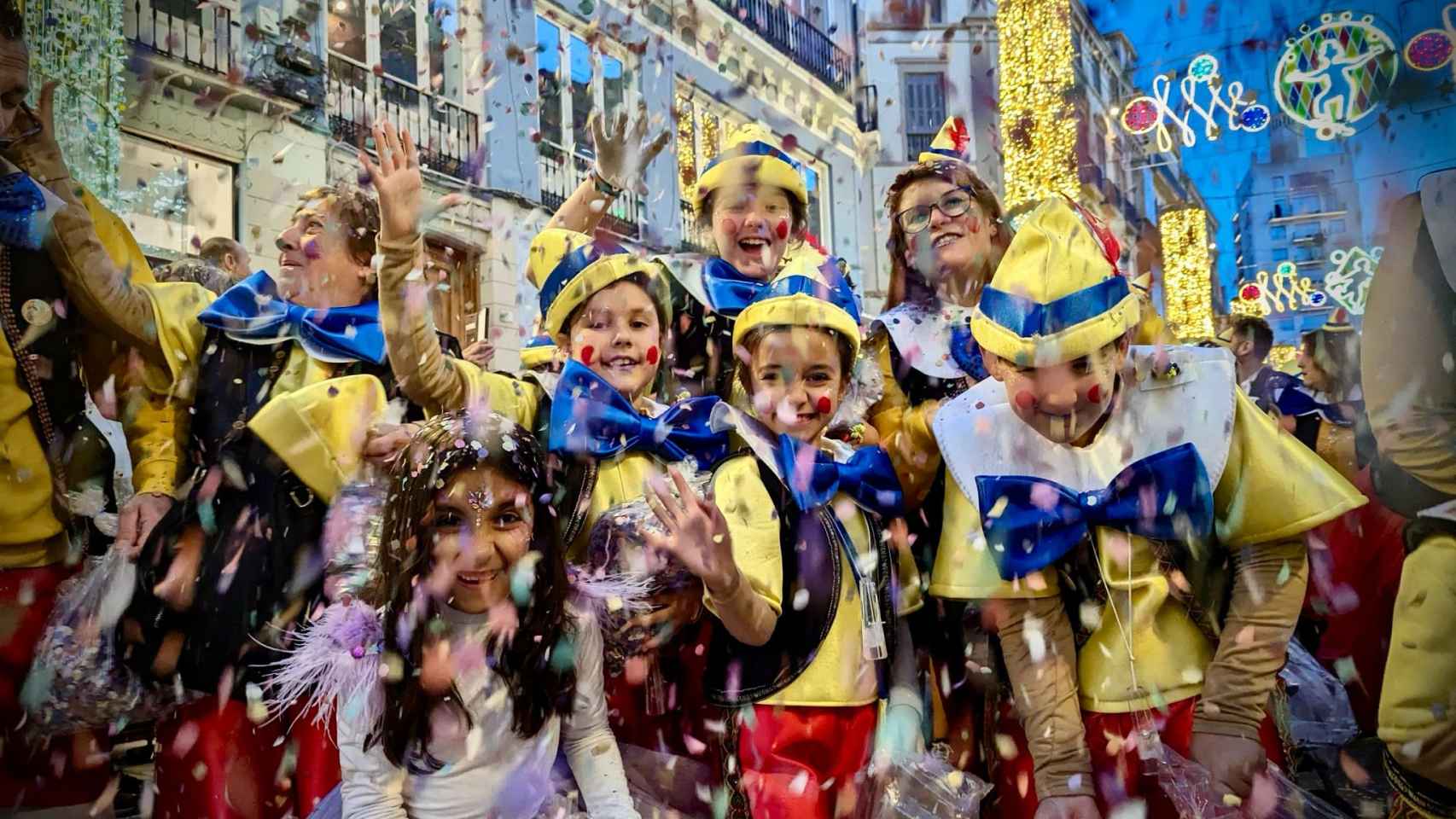 El Domingo de Carnaval en las calles de Málaga hasta los topes de gente (y confeti)