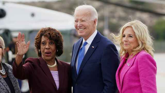 Joe y Jill Biden son recibidos en Los Ángeles por Maxine Waters, miembro de la Cámara de Representantes de EEUU.