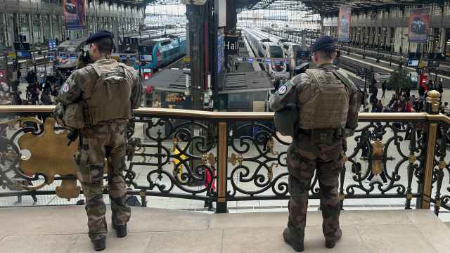 Agentes de seguridad en la Estación de Lyon de París después del ataque de este sábado.