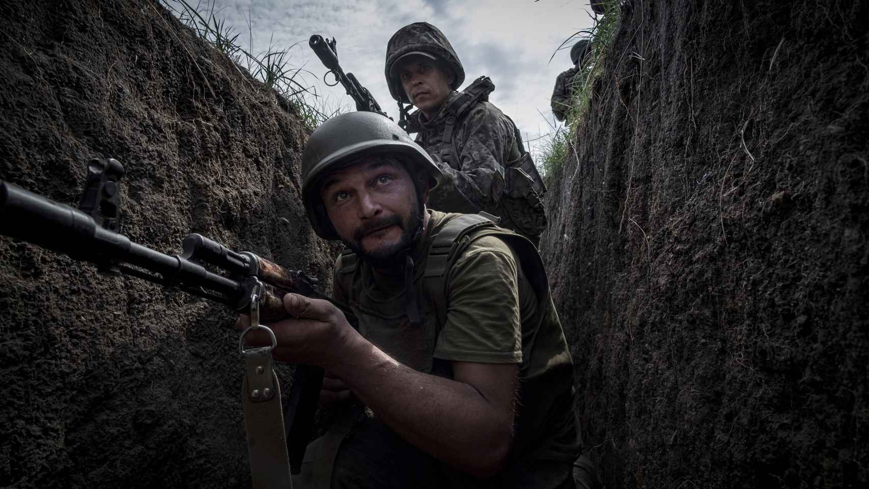 Soldados de la Brigada 22 del Ejército ucraniano, durante la última fase de su formación, se adiestran en técnicas de combate y asalto a trincheras