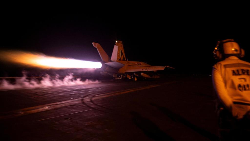 Un avión de combate despega desde el portaaviones USS Dwight D. Eisenhower de la Armada de EEUU.