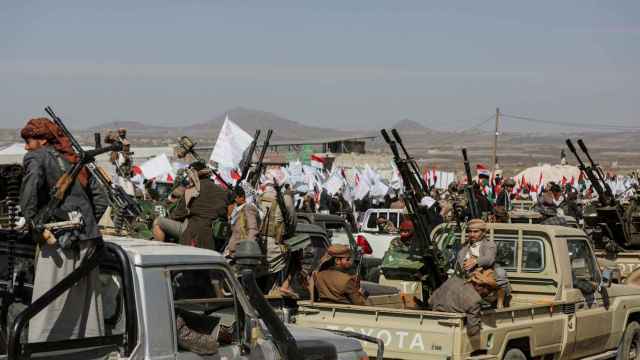Hutíes se reúnen tras el ataque de Estados Unidos y Reino Unido a posiciones cerca de Sanaá