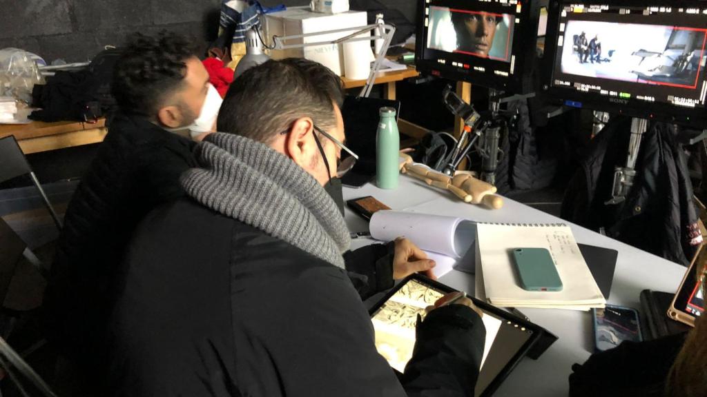 Alexis Fibla (der.) ilustrando en el iPad Pro junto a J.A. Bayona en el rodaje de 'La sociedad de la Nieve'