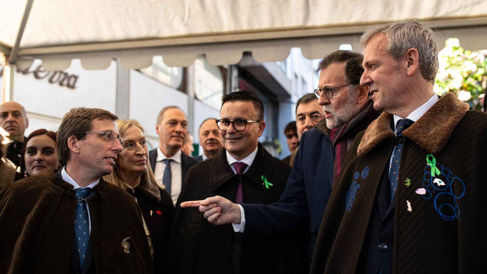 Rueda y otros dirigentes populares en la Feira do Cocido de Lalín.