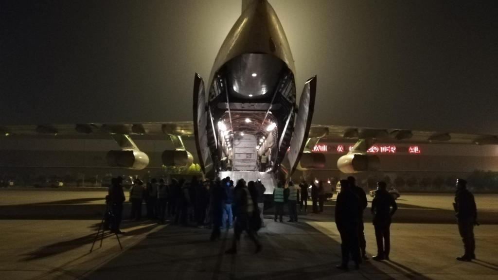 Foto del avión ya cargado con el contenedor del elefante. EE