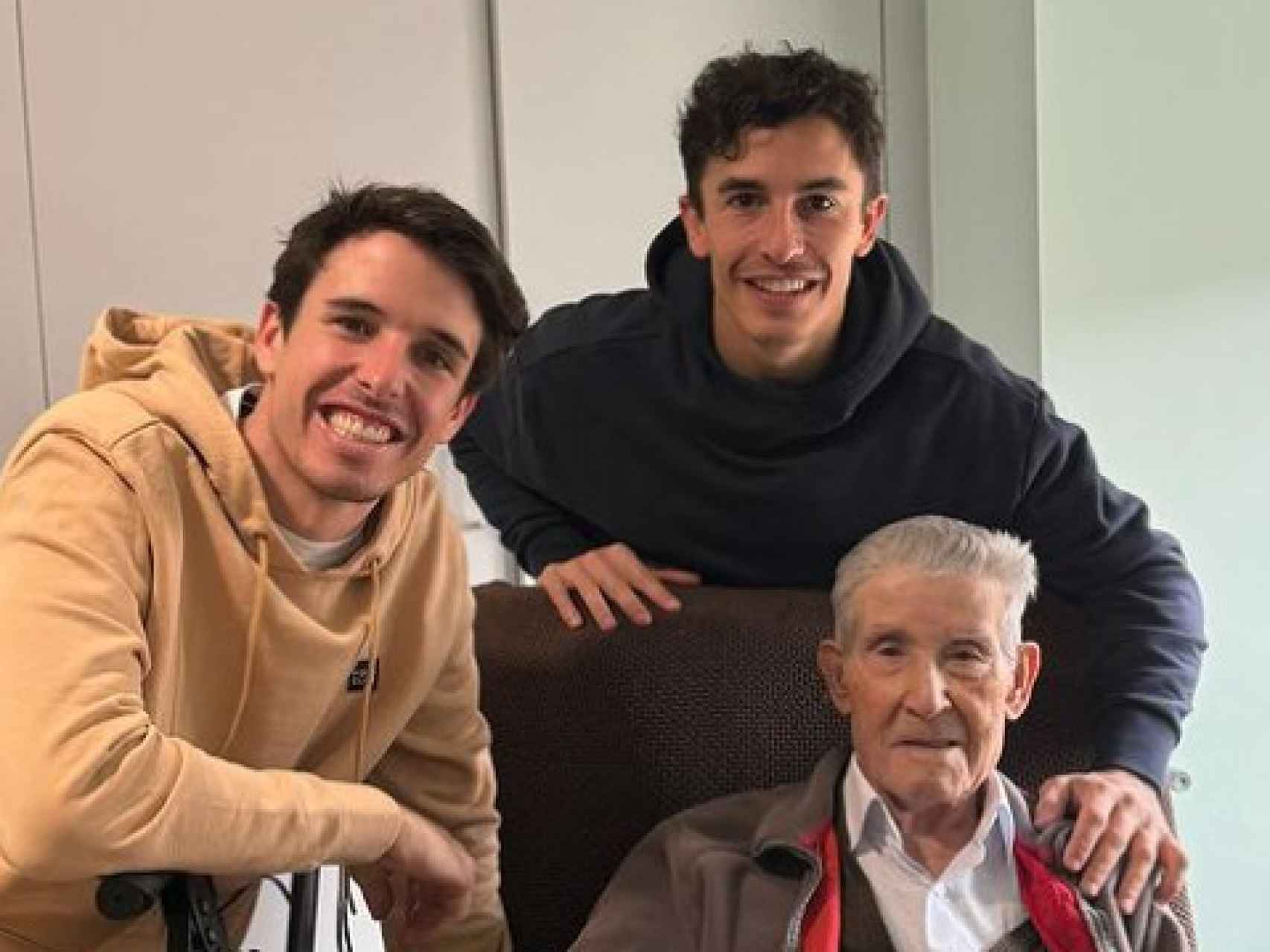 Marc y Álex posando junto a su abuelo paterno, Ramón, en sus redes sociales.