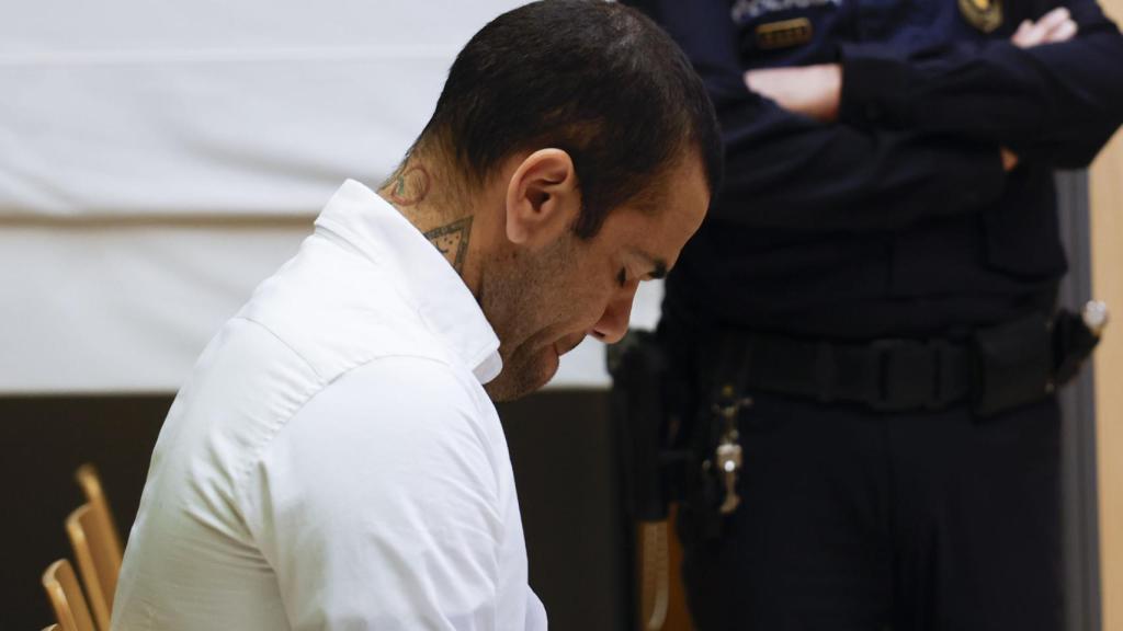 Dani Alves, cabizbajo, minutos antes de declarar ante el juez.