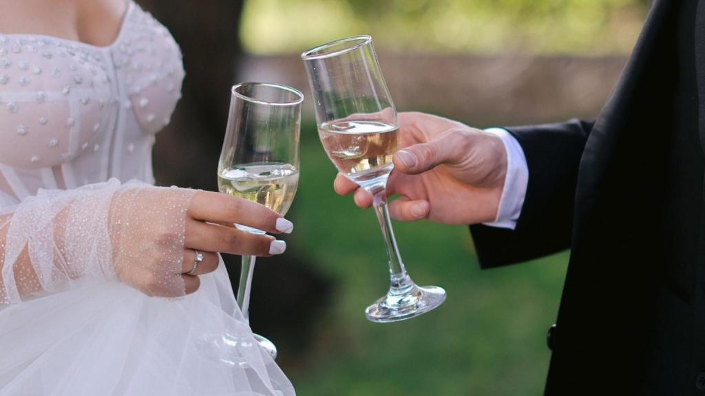 Dos novios brindando en una boda
