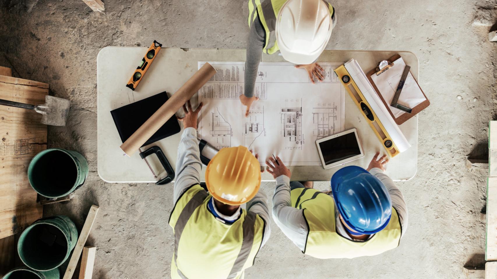 Vista superior de trabajadores en la construcción.