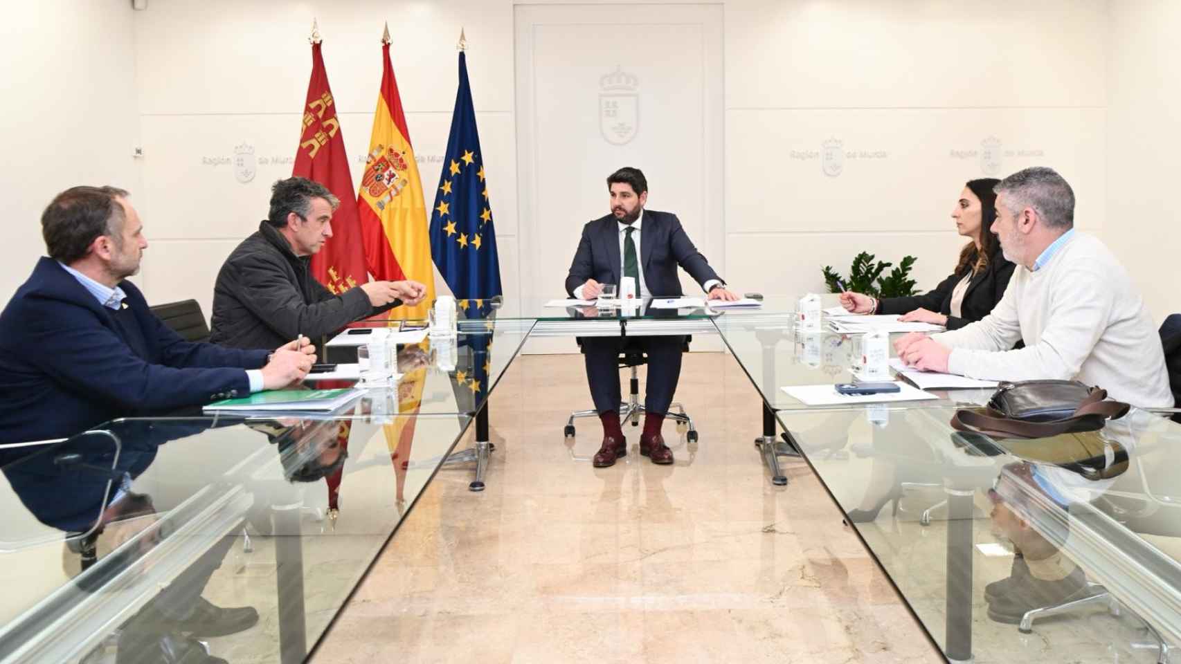 El presidente de la Región de Murcia, Fernando López Miras, y la consejera de Agricultura, Sara Rubira, este lunes, reunidos con los representantes de Coag, Upa y Asaja.