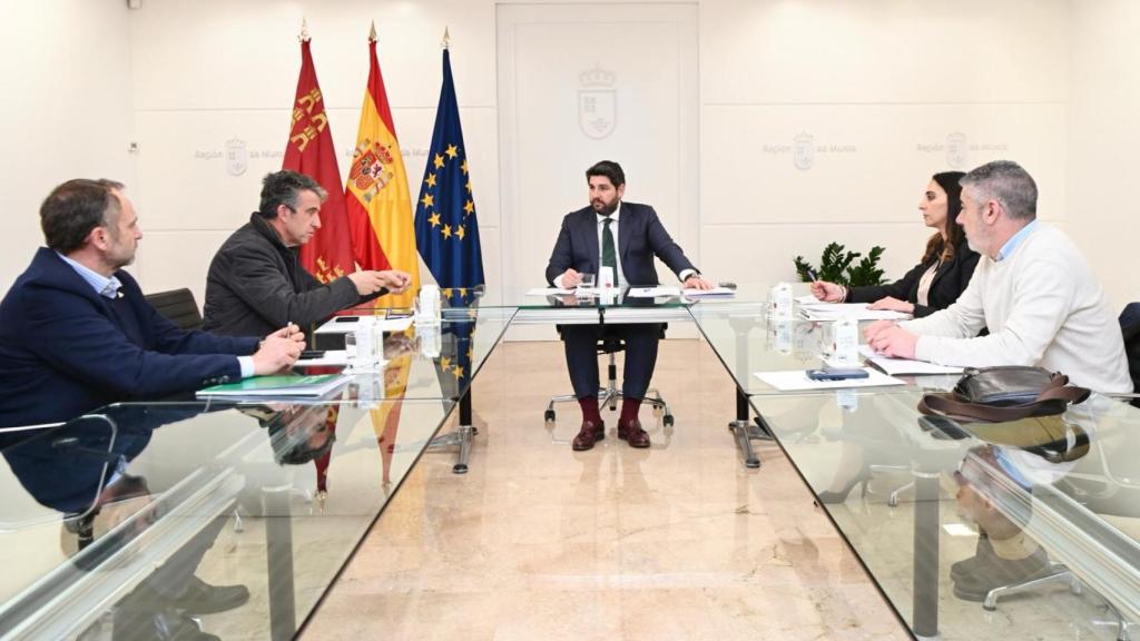 El presidente de la Región de Murcia, Fernando López Miras, y la consejera de Agricultura, Sara Rubira, este lunes, reunidos con los representantes de Coag, Upa y Asaja.