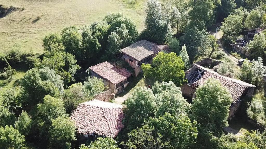 Pueblo de Porcieda abandonado y en venta en Cantabria.