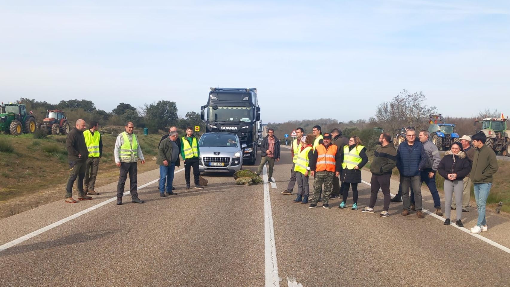 Corte de los agricultores zamoranos en la N-122