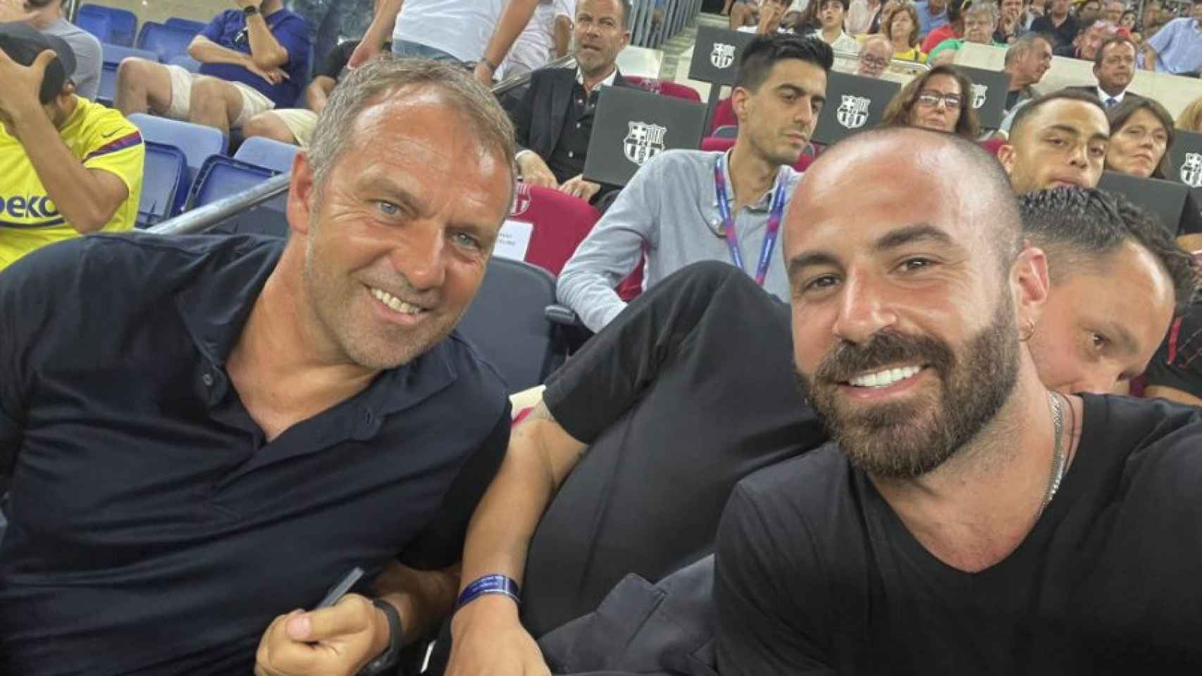 Hansi Flick, a la izquierda, en un partido del Barça en el Camp Nou en 2022