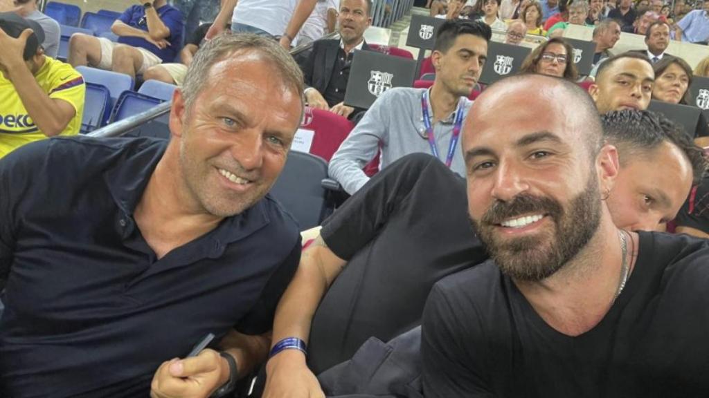 Hansi Flick, a la izquierda, en un partido del Barça en el Camp Nou en 2022