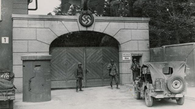 Tropas de EEUU después de liberar el campo de concentración de Dachau