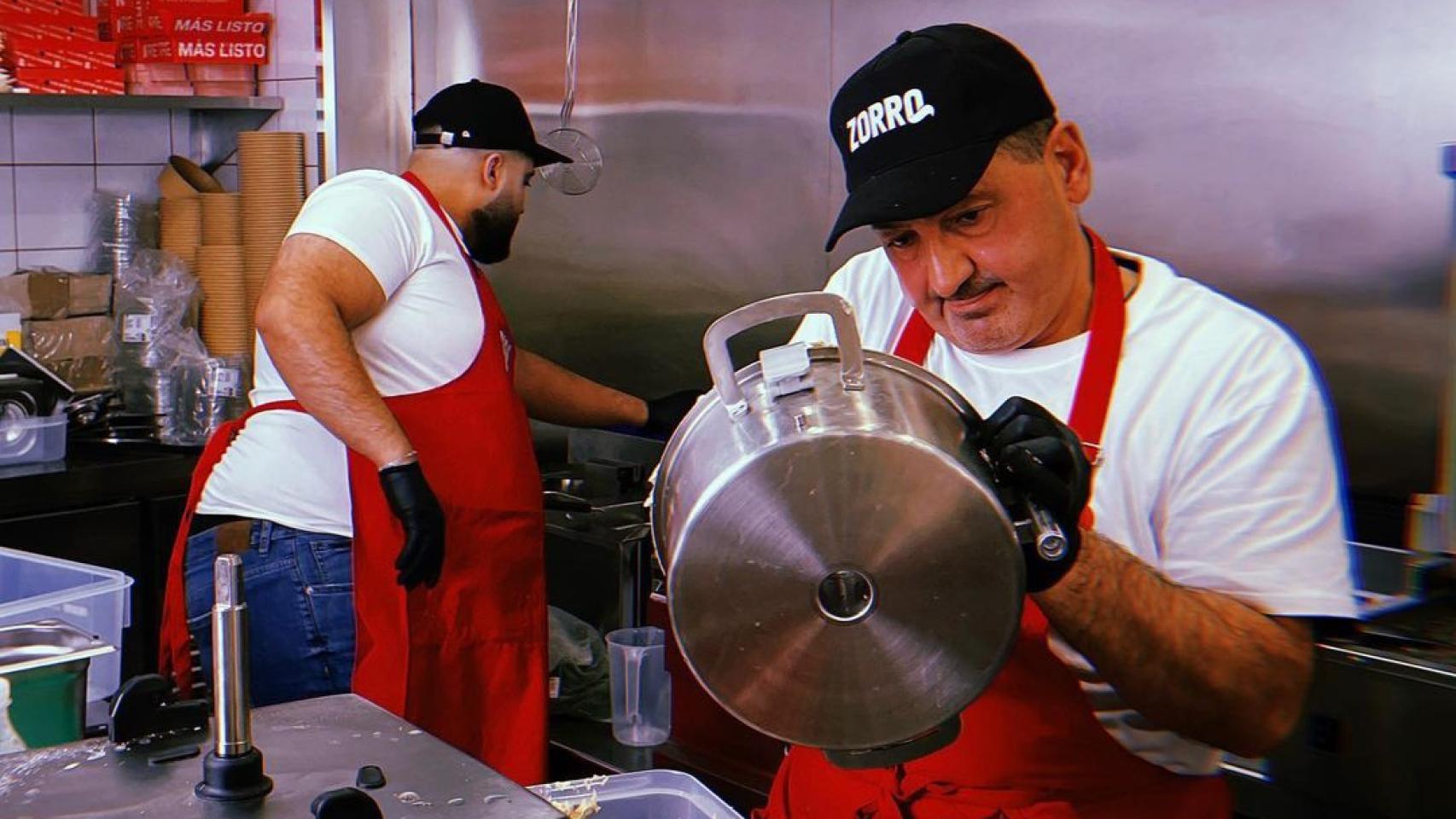 El chef sirio junto a su equipo de Zorro.