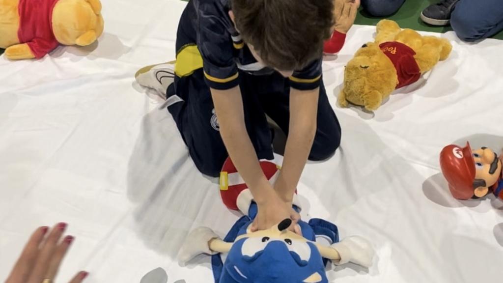 Uno de los pequeños practicando con un peluche.
