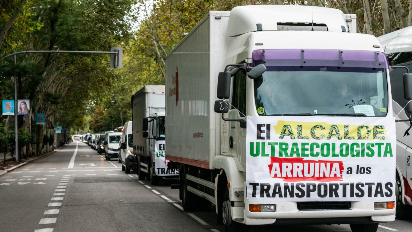 Camiones durante una manifestación de transportistas en Madrid en octubre de 2023