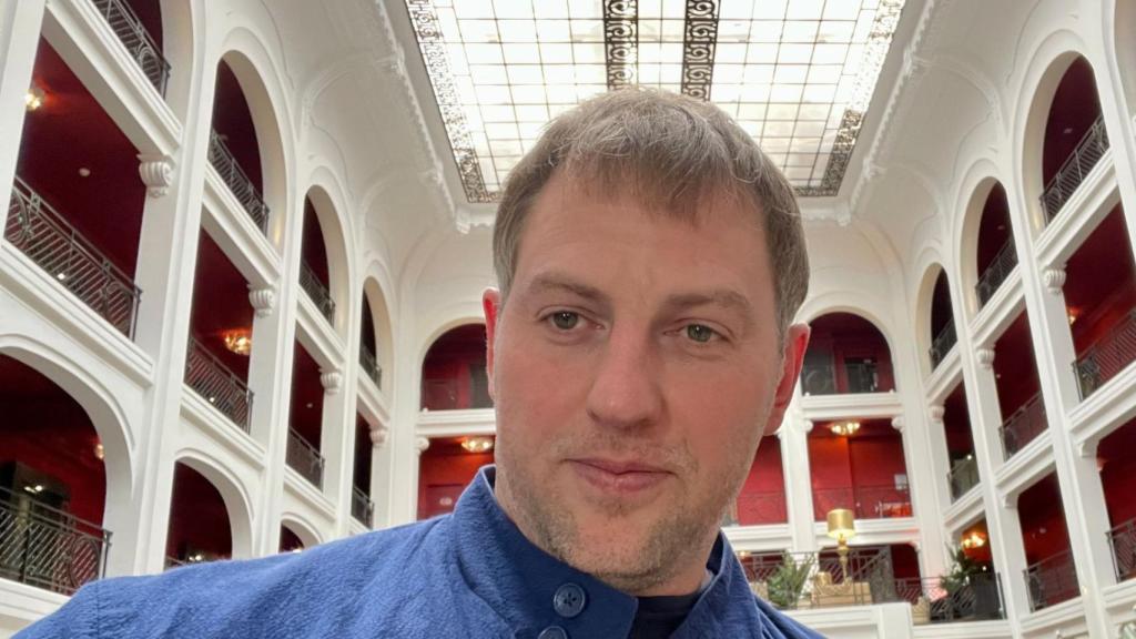 Vladimir Osechkin es el disidente ruso que, desde el País Vasco francés, ha asesorado al ex policía sobre el modo de escapar de Rusia. No es la primera vez que su organización ayuda a traer a un funcionario ruso a España.