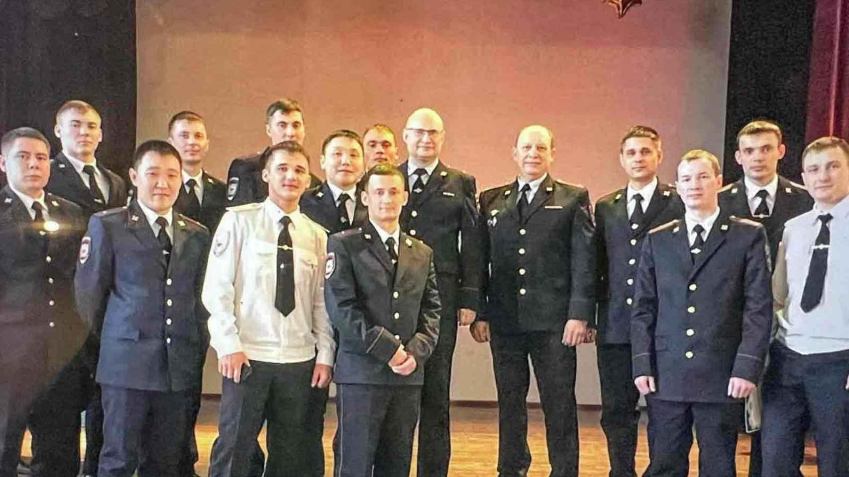 Stanislav, en el centro, al licenciarse tras su periodo de prácticas en la academia de policía.