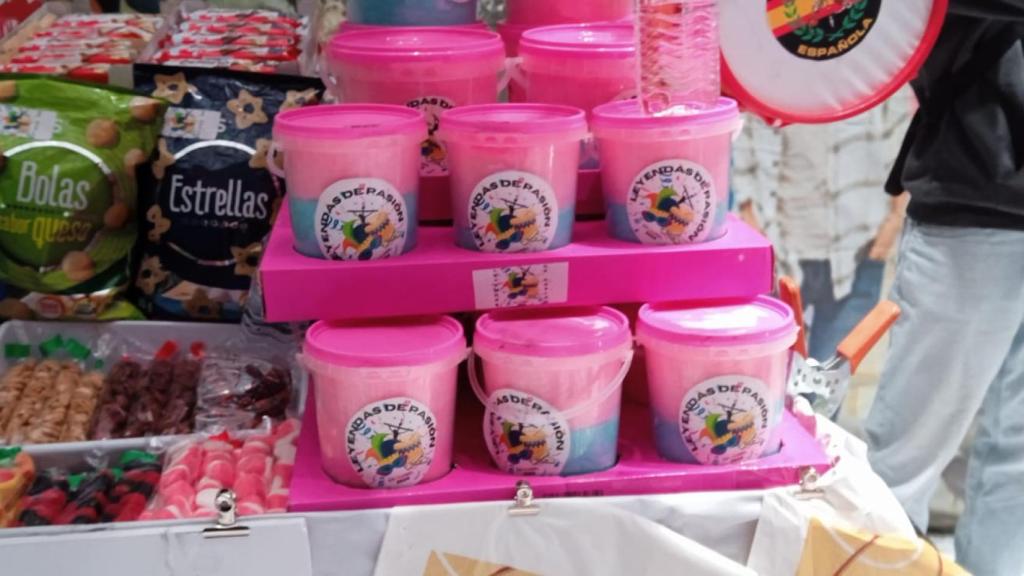 Parte del puesto, con pegatinas con el nombre de la murga.