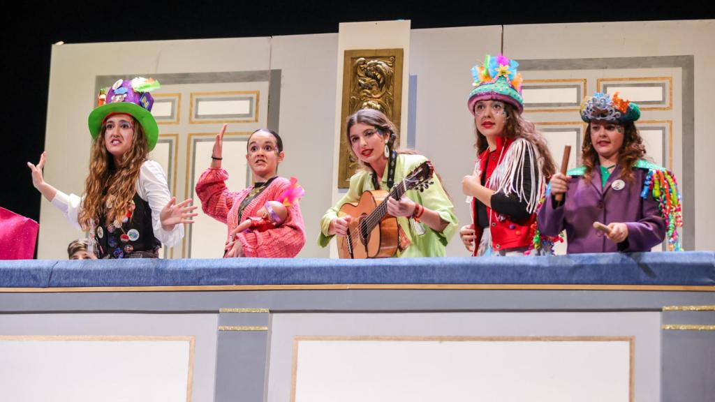 La puesta en escena y los sombreros de estas cuarteteras.