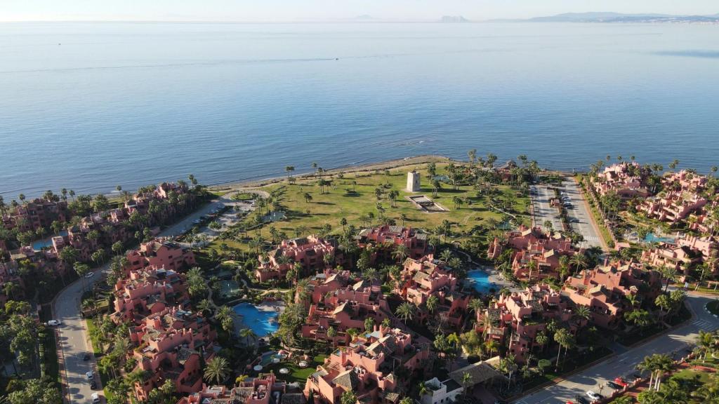 Imagen aérea de la urbanización Torre Bermeja, en la Milla de Oro de Estepona.