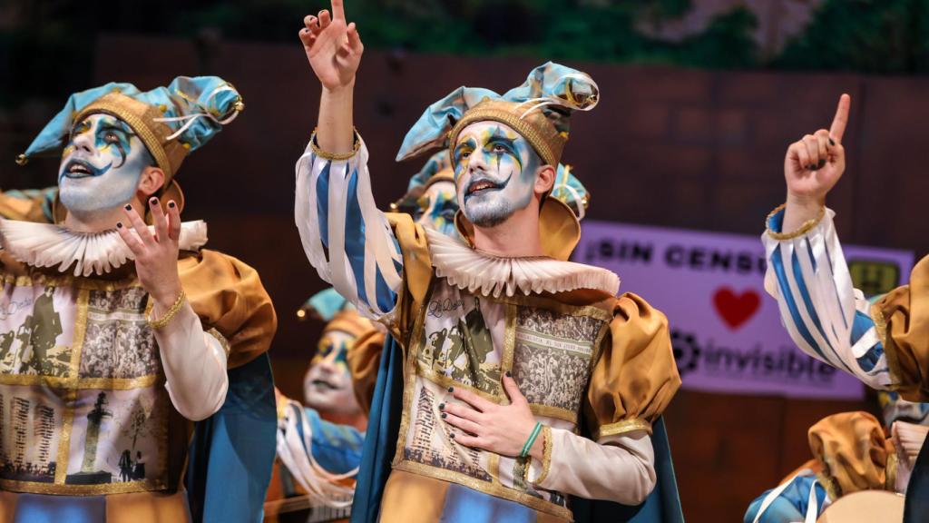 El cartel de la Invi, al fondo.